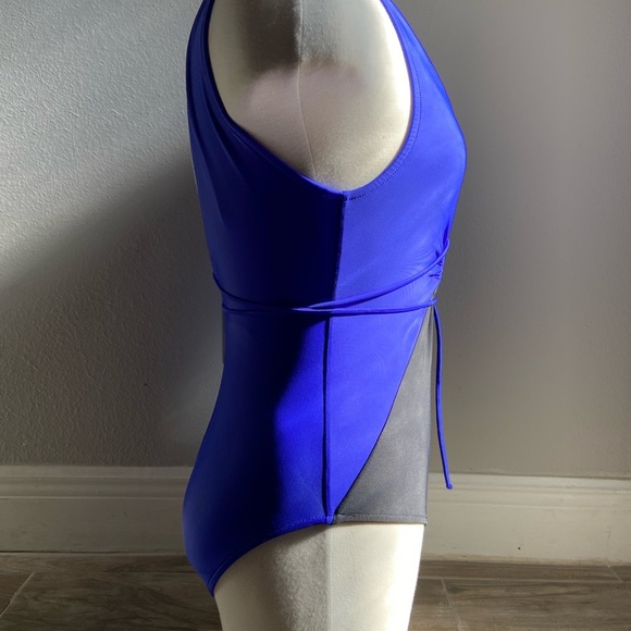 Venus with ring detail two tone color swimsuit - Picture 4 of 9